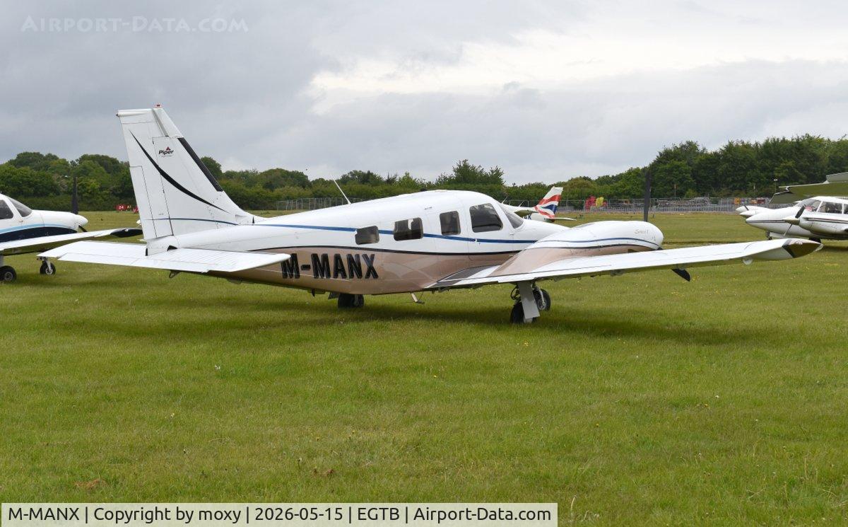 M-MANX, 2001 Piper Seneca V, c/n 3449240, Piper Seneca V at Wycombe Air Park.
