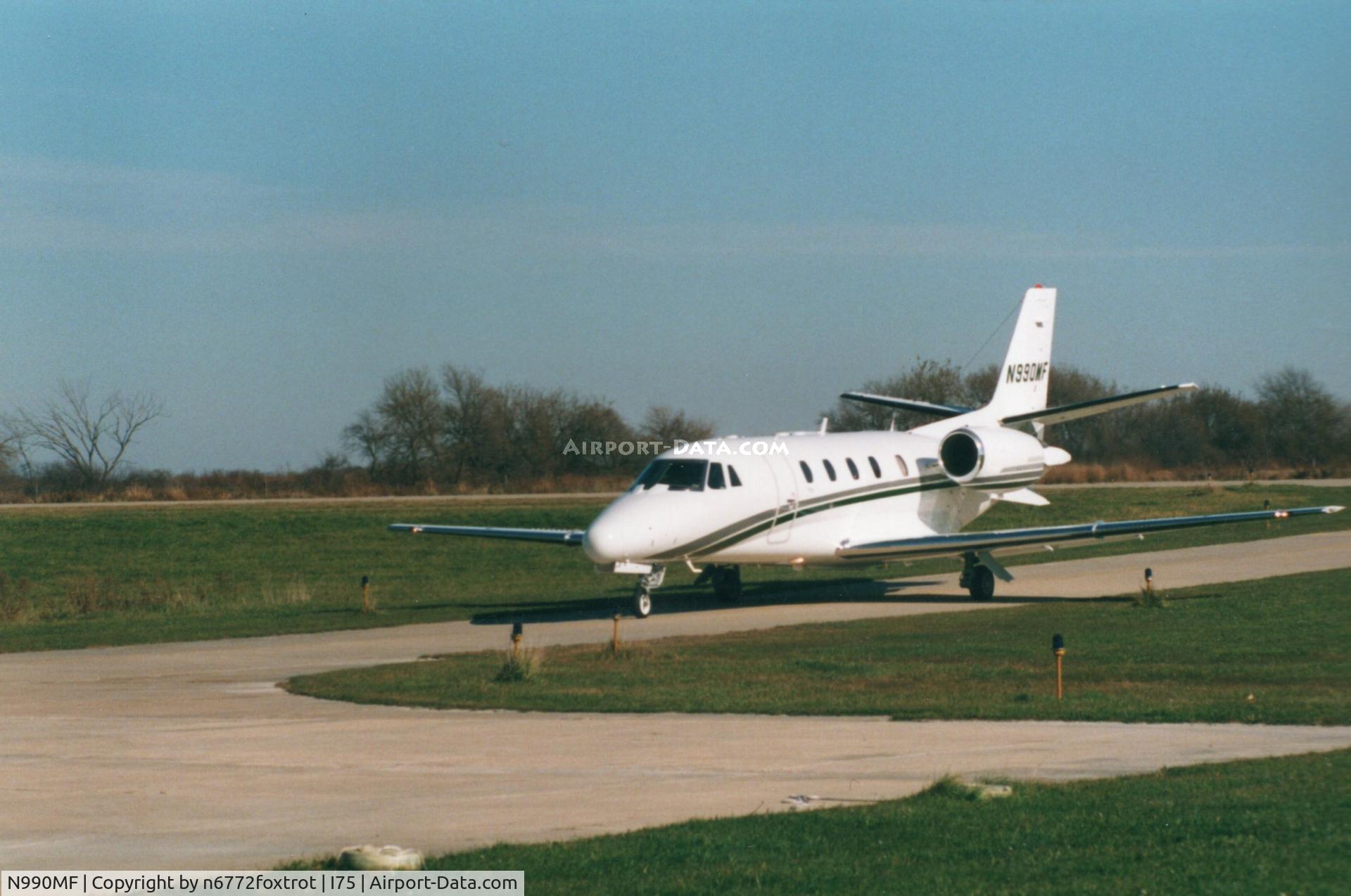 N990MF, 1999 Cessna 560XL, c/n 560-5052, HEADED TO THE RAMP