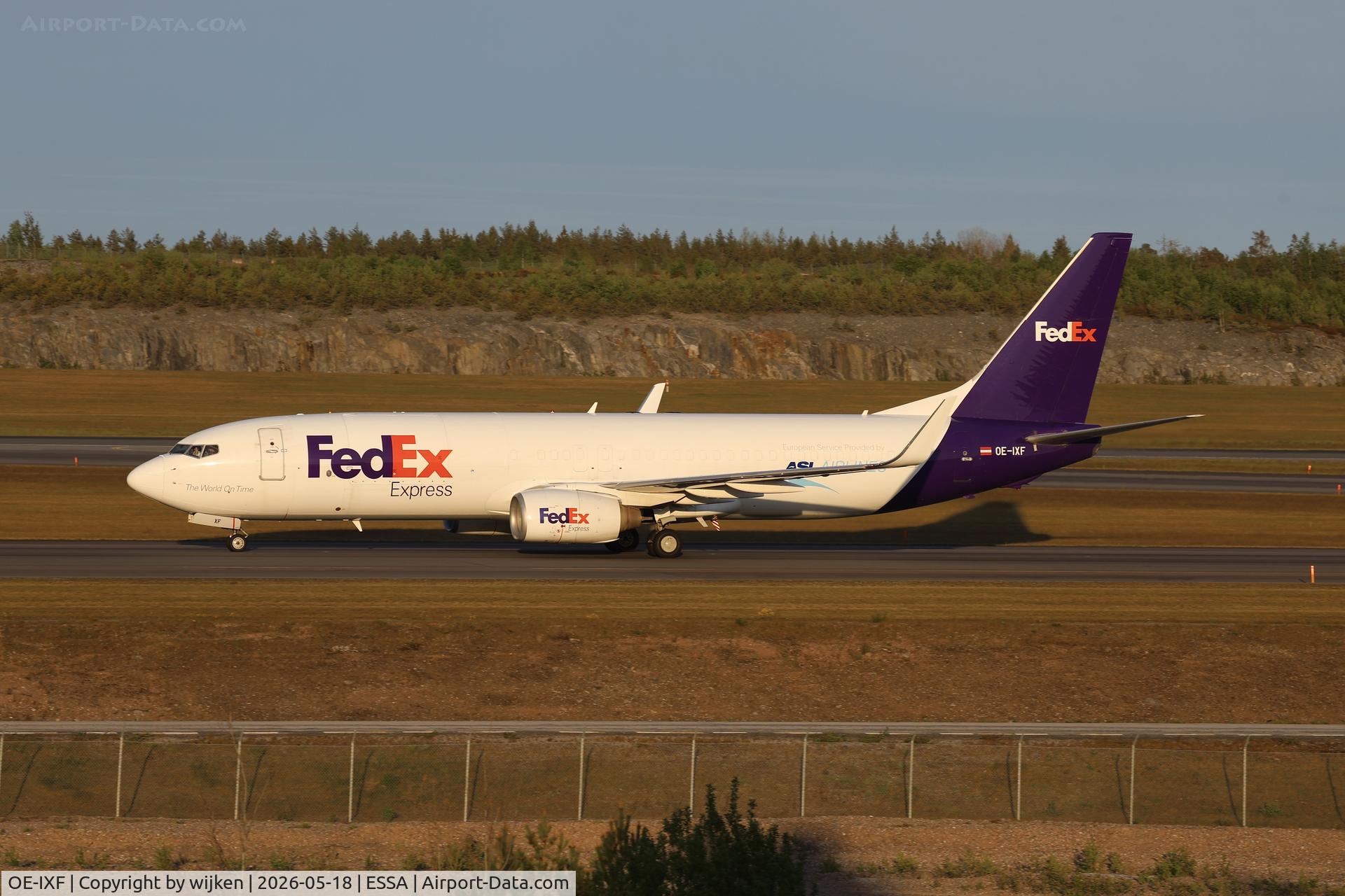 OE-IXF, 2006 Boeing 737-86N, c/n 34258/2096, Twy W