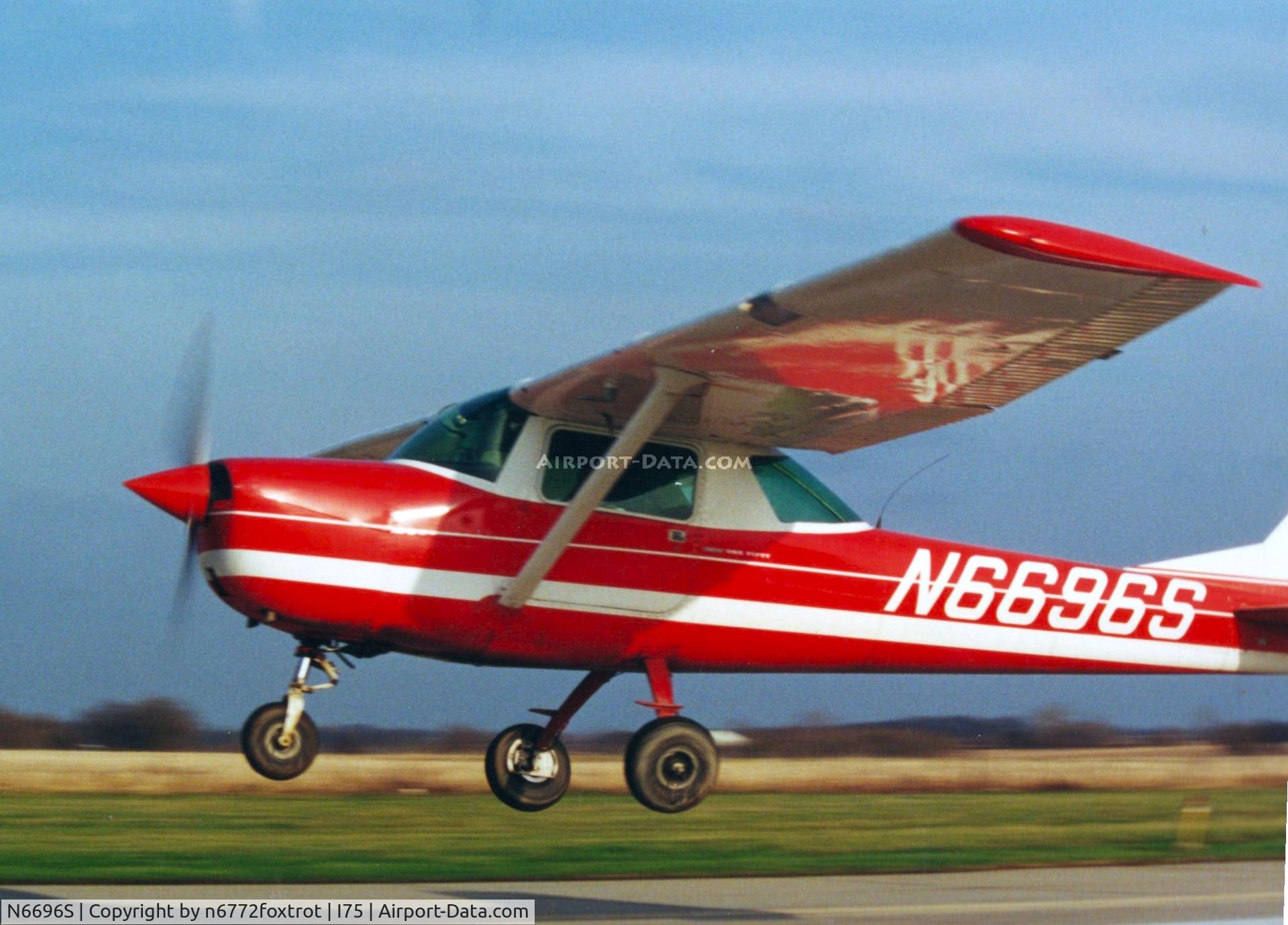 N6696S, 1967 Cessna 150H, c/n 15067496, Taking off from i75