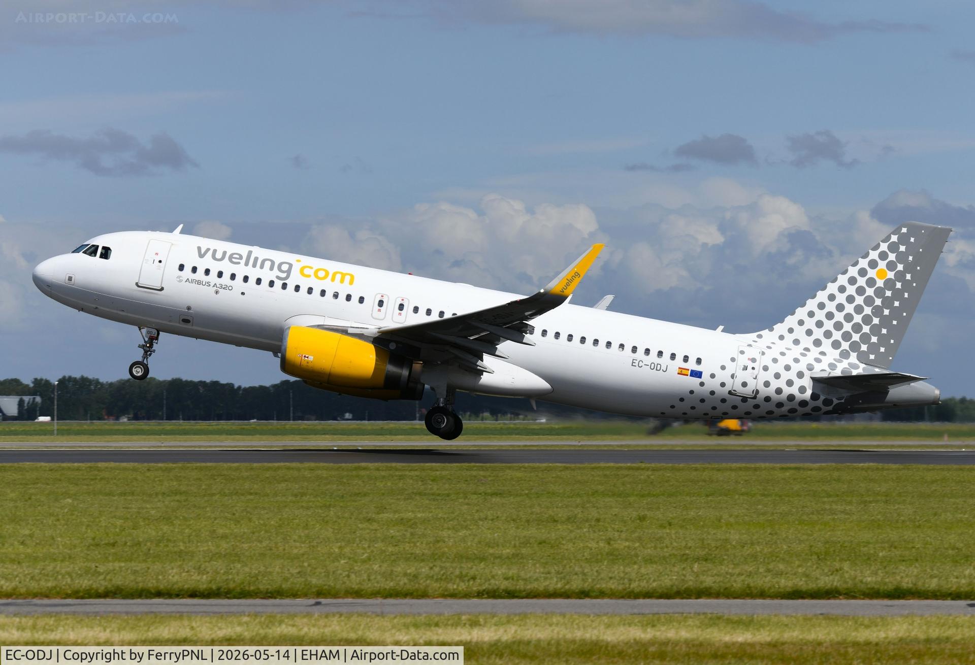 EC-ODJ, 2014 Airbus A320-232, c/n 6115, Vueling A320 departing