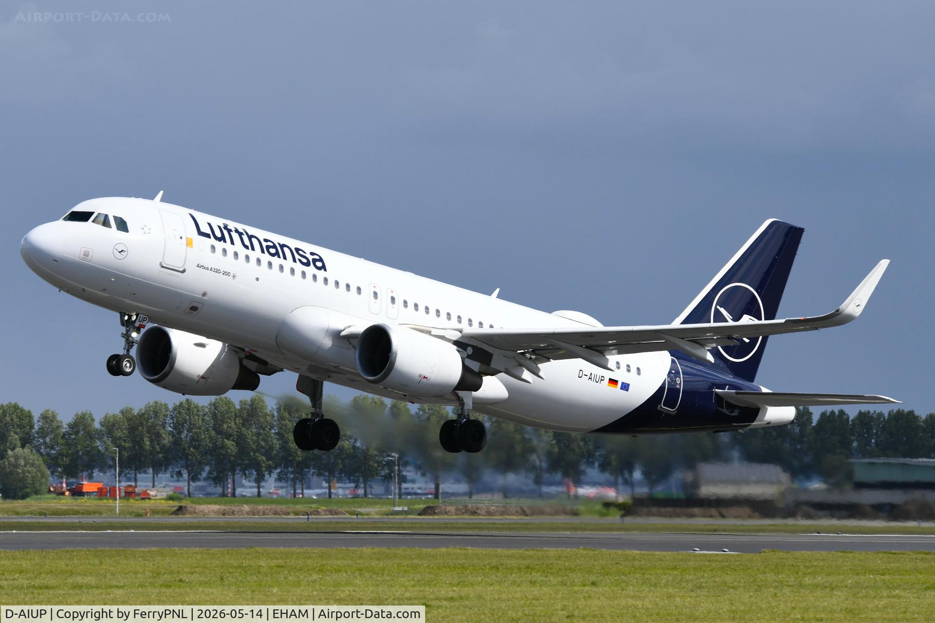 D-AIUP, 2015 Airbus A320-214, c/n 6807, Classic A320 of Lufthansa taking-off