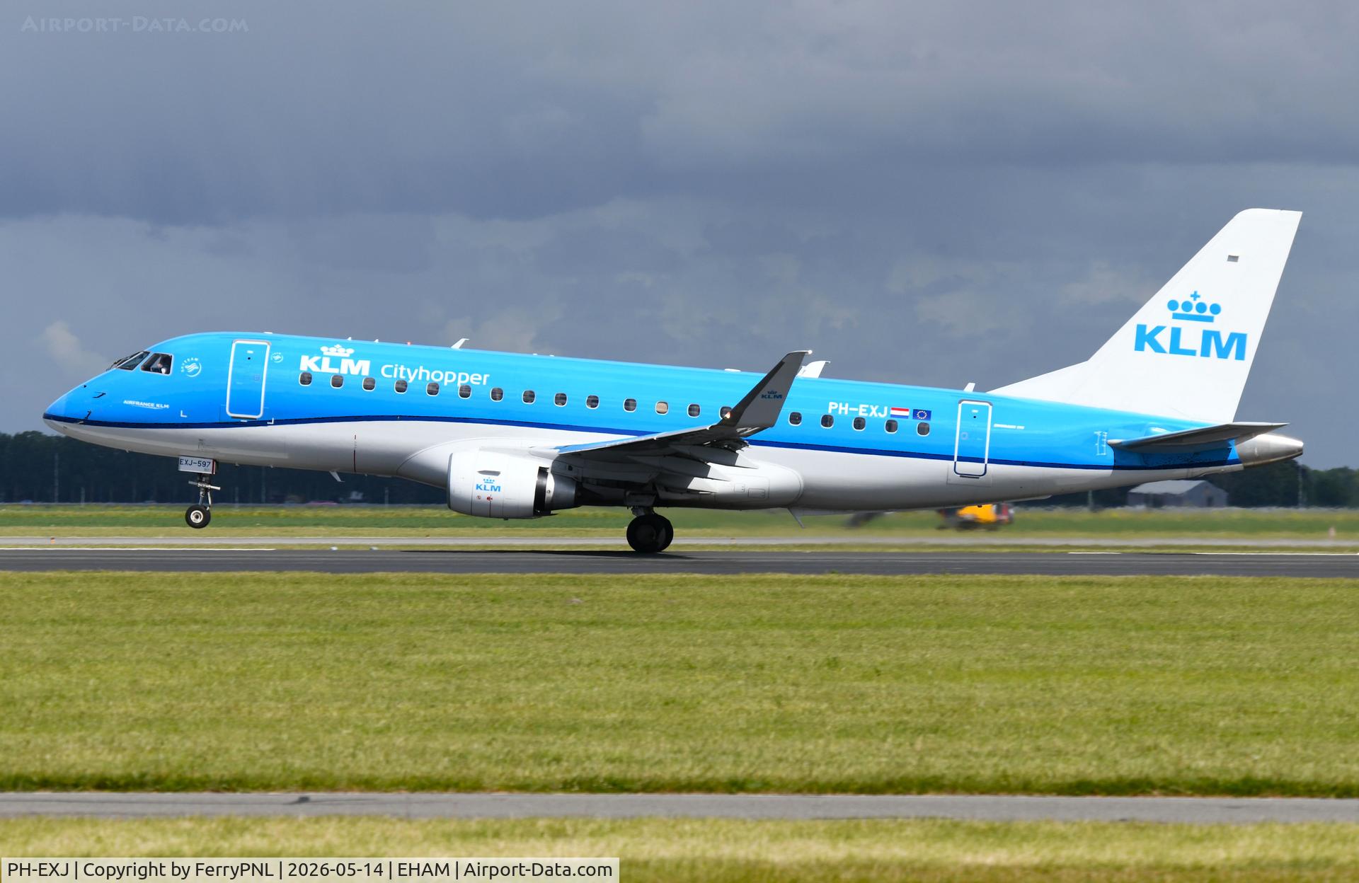 PH-EXJ, 2016 Embraer 175LR (ERJ-170-200LR), c/n 17000597, KLN Cityhopper ERJ175 rotating