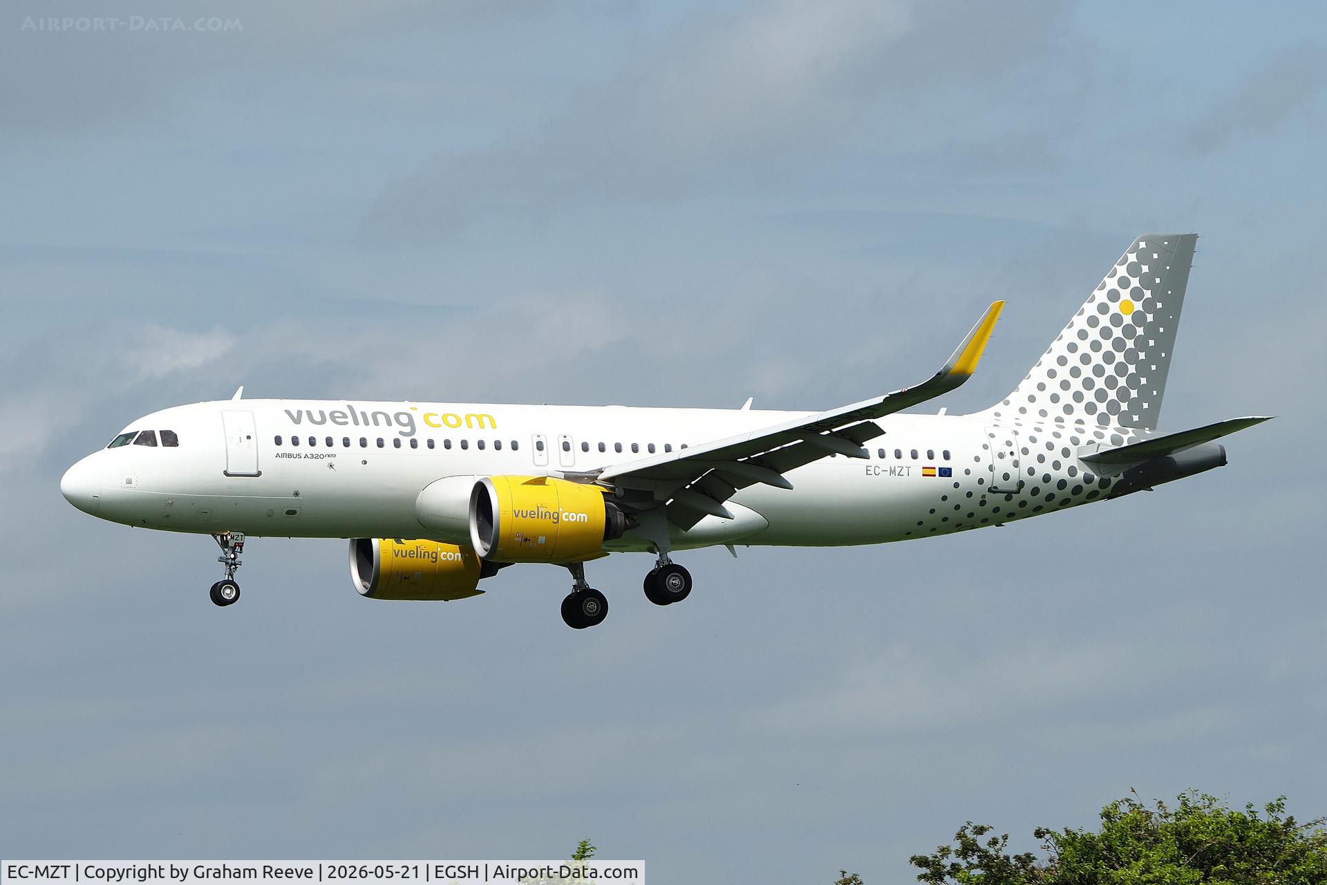 EC-MZT, 2018 Airbus A320-271N, c/n 8181, Landing at Norwich,