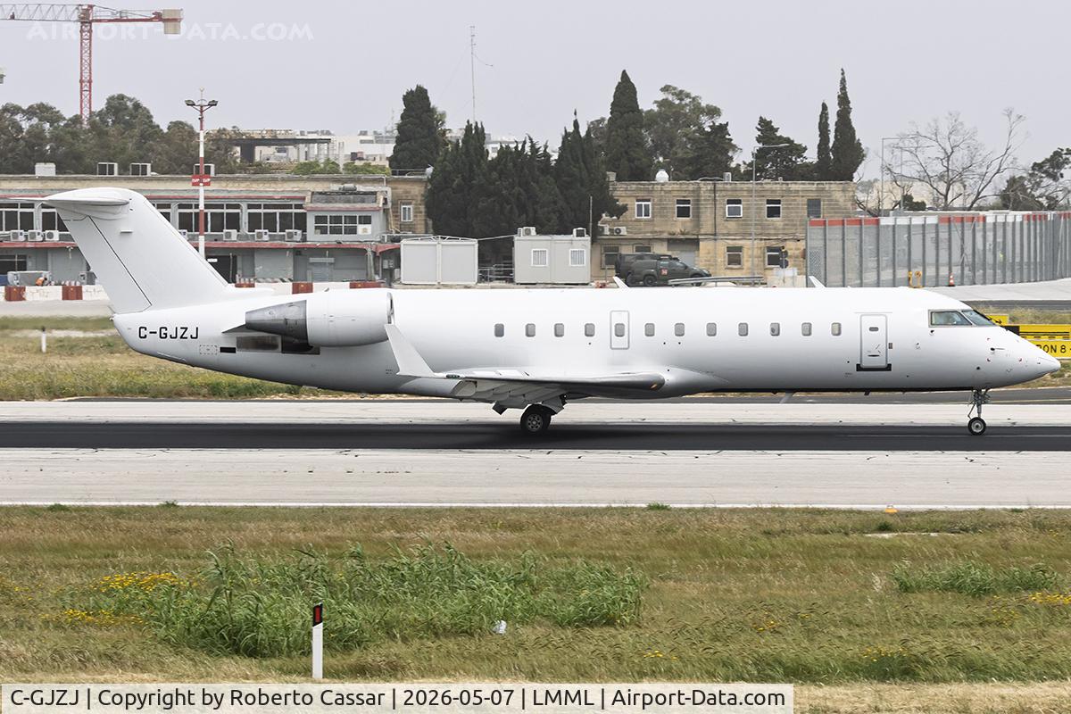 C-GJZJ, 2001 Bombardier CRJ-200ER (CL-600-2B19), c/n 7553, Runway 13