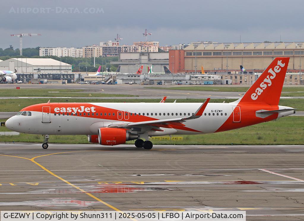 G-EZWY, 2014 Airbus A320-214, c/n 6267, Taxiing for departure rwy 32R in new c/s