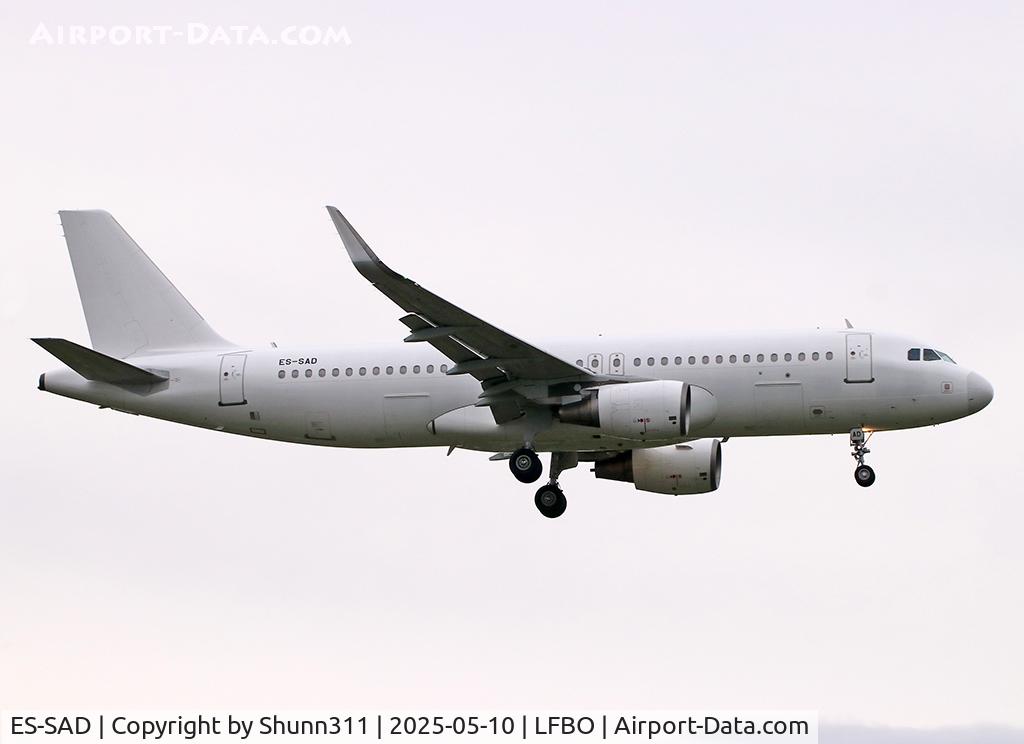 ES-SAD, 2013 Airbus A320-214, c/n 5931, Landing rwy 14L... All white without any titles... Used by Royal Air Maroc...