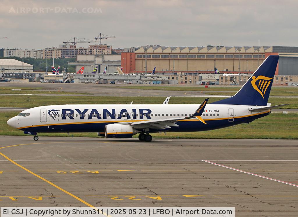 EI-GSJ, 2018 Boeing 737-800, c/n 44854, Taxiing holding point rwy 32R for departure...