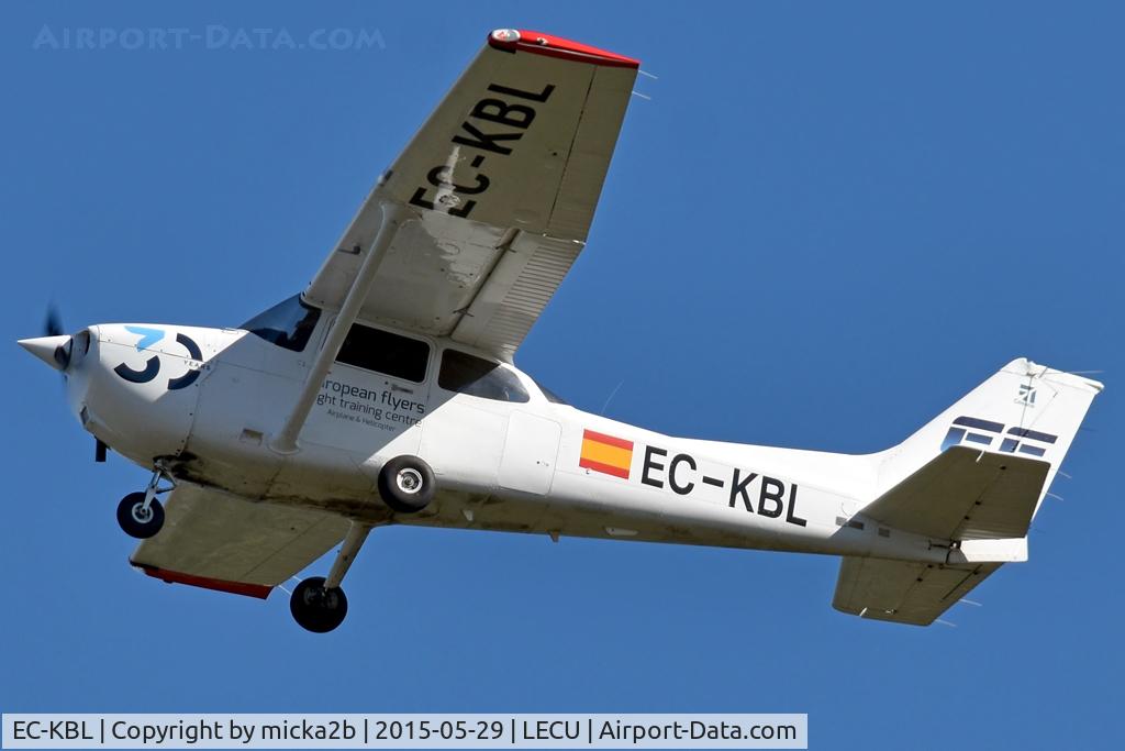 EC-KBL, 2006 Cessna 172S Skyhawk SP, c/n 172S-10349, In flight