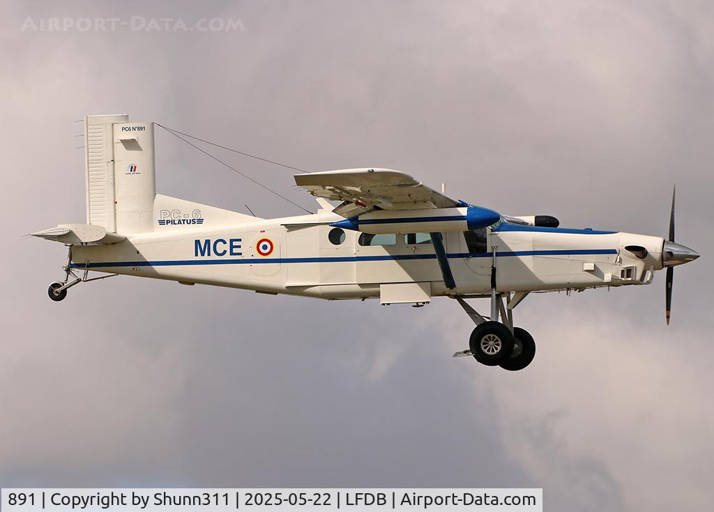 891, 1992 Pilatus PC-6/B2-H4 Turbo Porter, c/n 891, Climbing after take off
