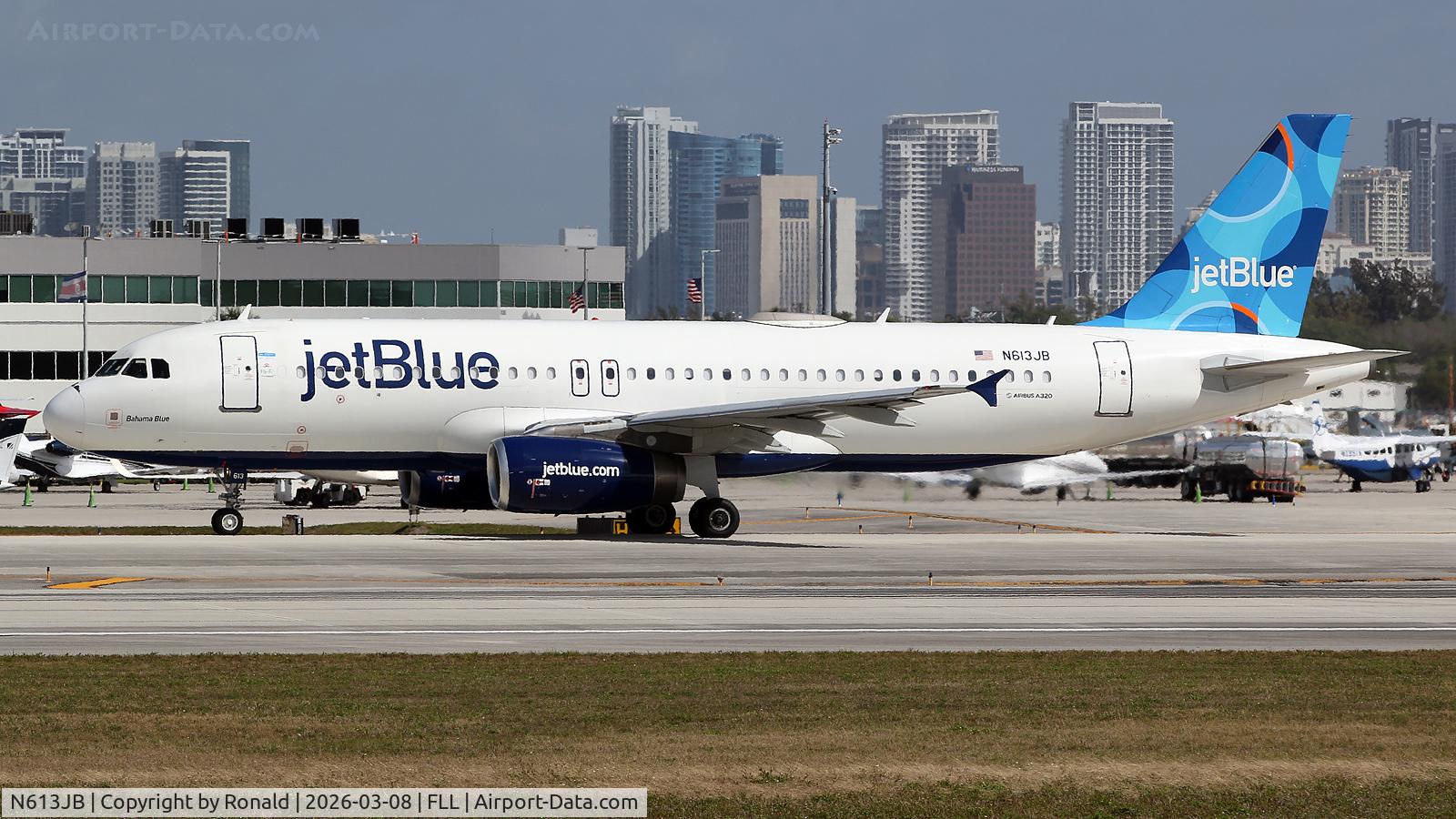 N613JB, 2005 Airbus A320-232, c/n 2449, at fll
