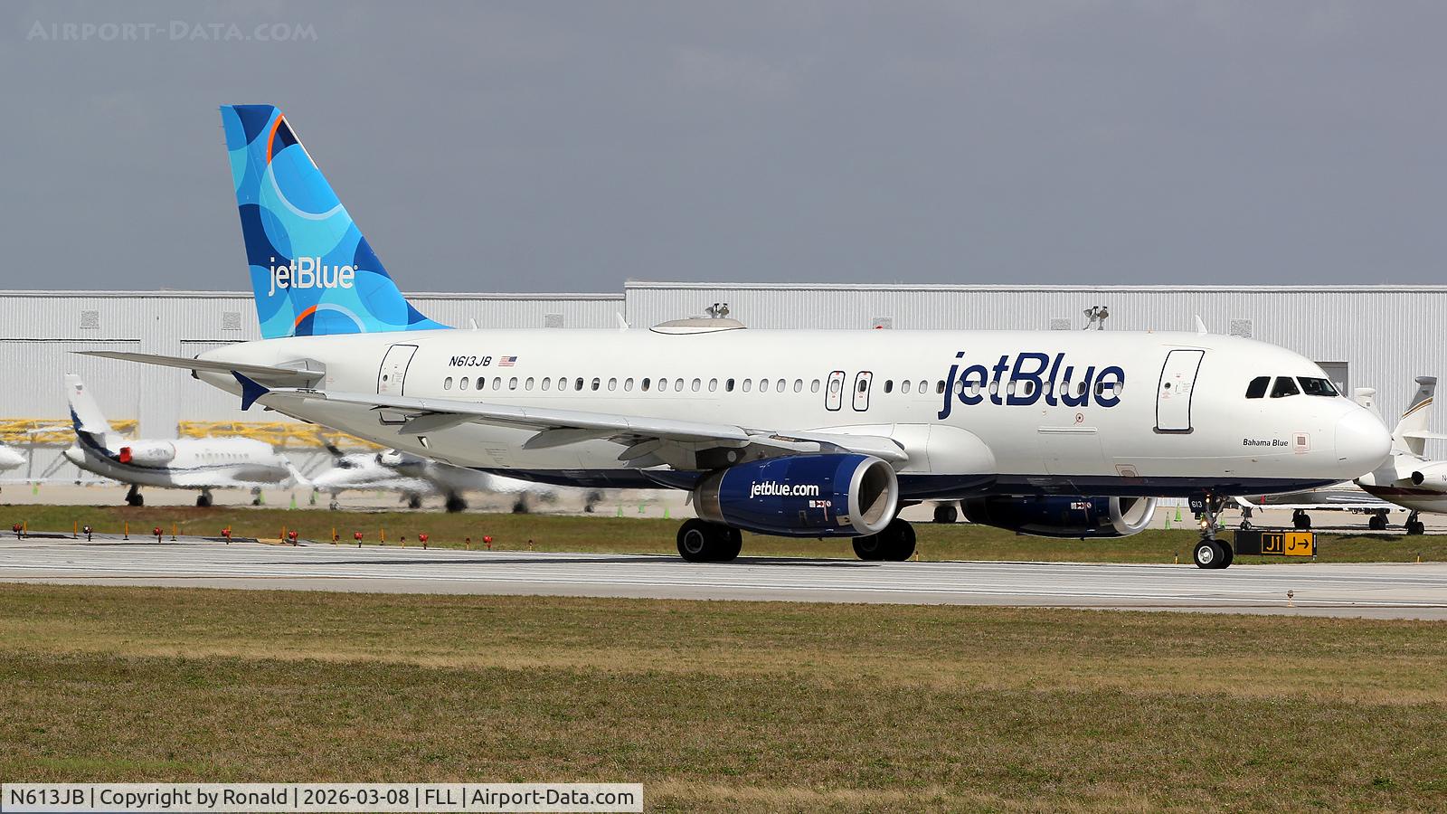 N613JB, 2005 Airbus A320-232, c/n 2449, at fll