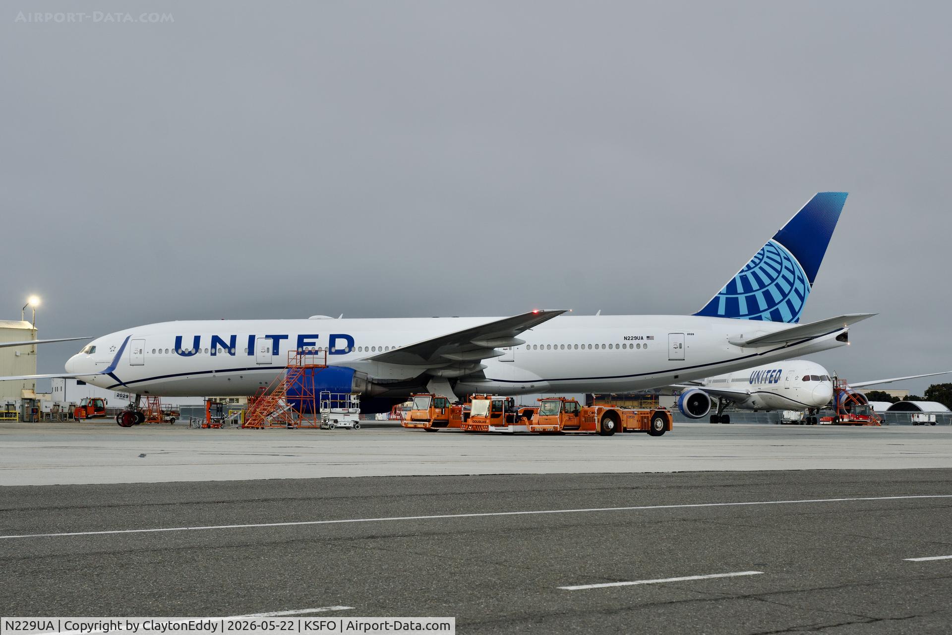 N229UA, 2002 Boeing 777-222, c/n 30557, SFO 2026