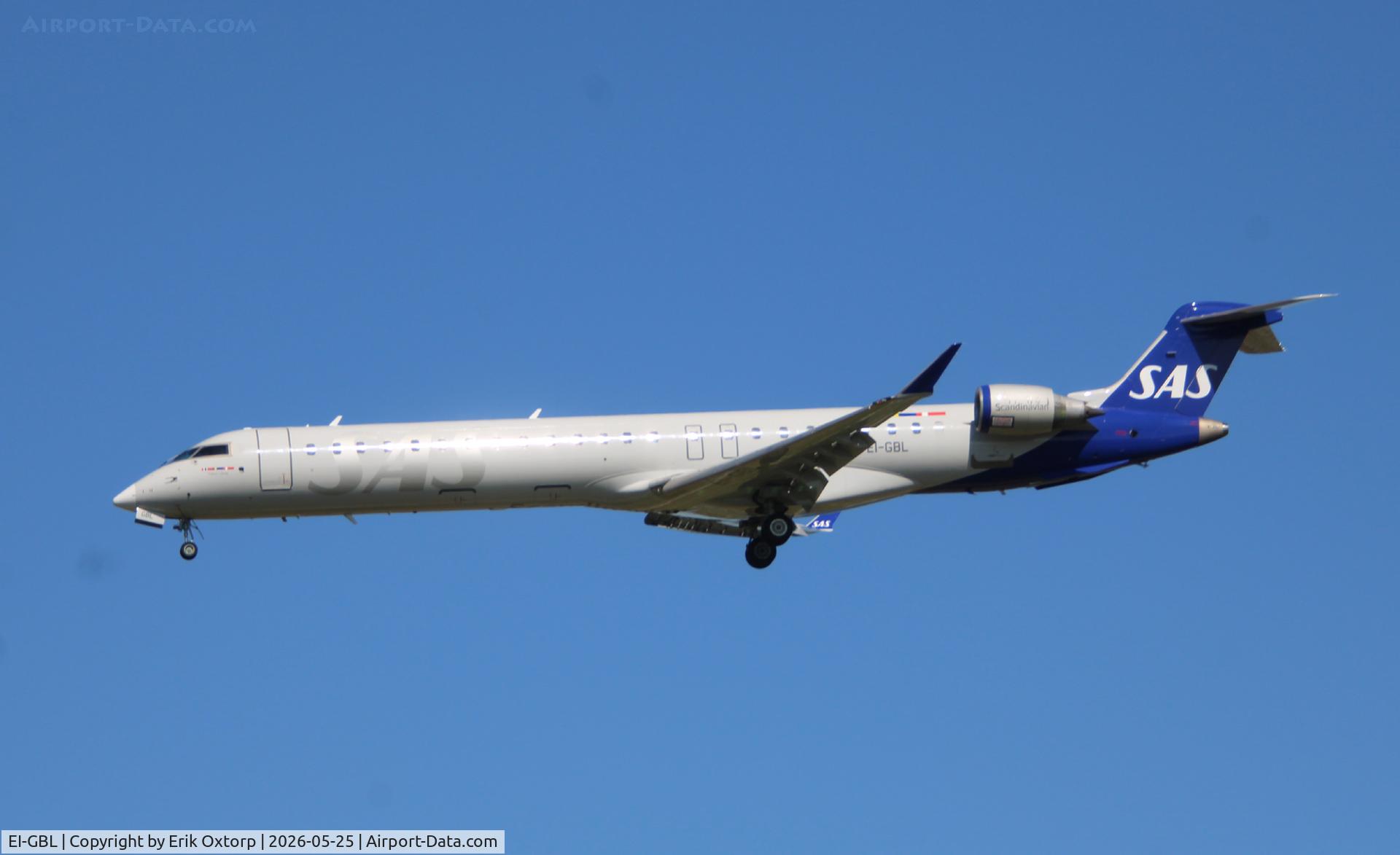 EI-GBL, 2010 Bomabrdier CRJ-900LR (CL-600-2D24), c/n 15250, EI-GBL landing rw 22L