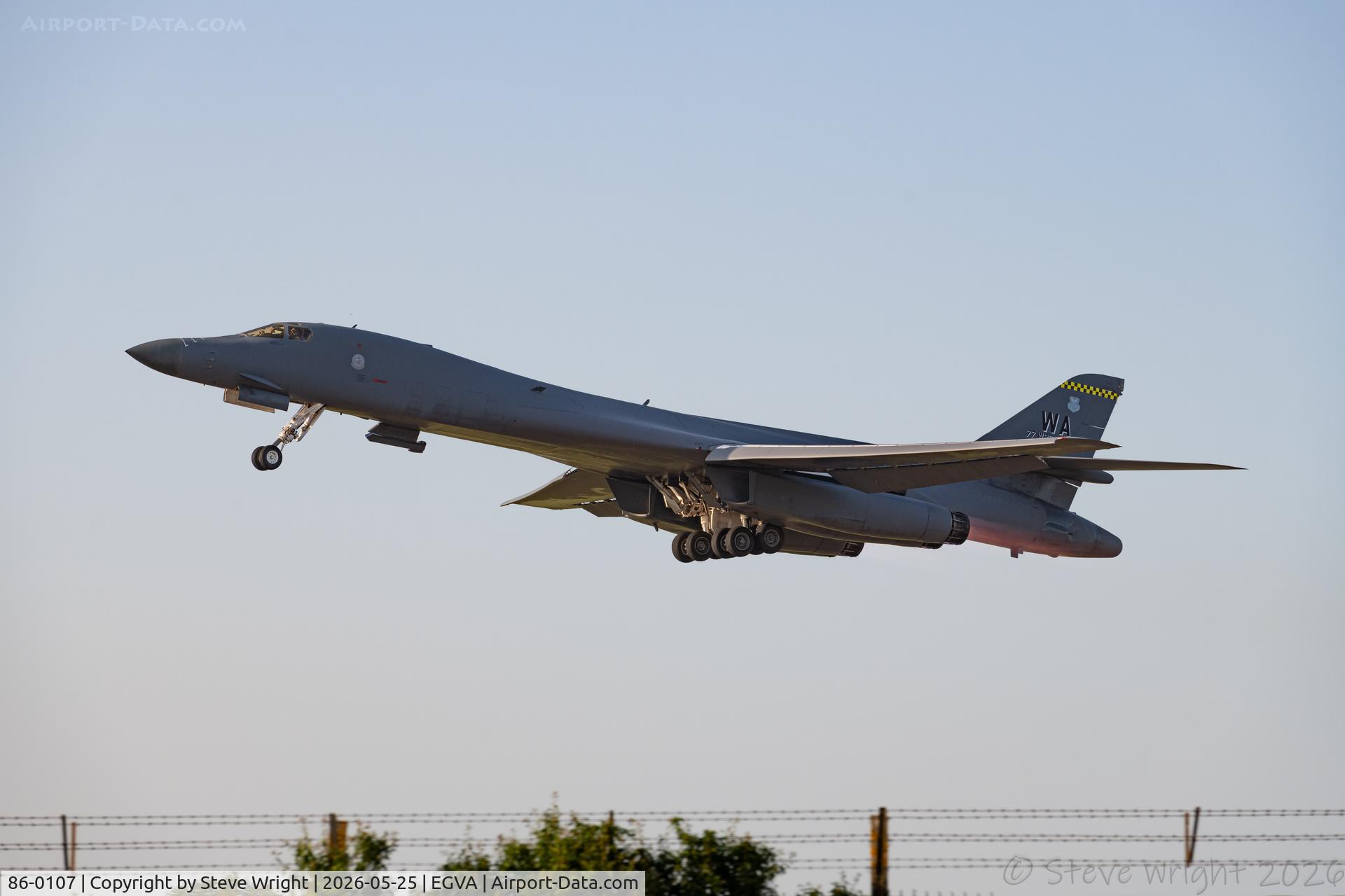 86-0107, 1985 Rockwell B-1B Lancer, c/n 67, Training Flight from RAF Fairford