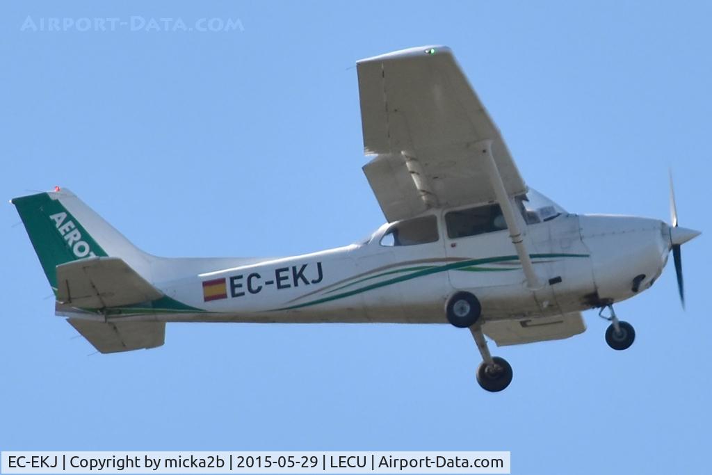 EC-EKJ, 1978 Cessna 172N Skyhawk II, c/n 17270334, Take off