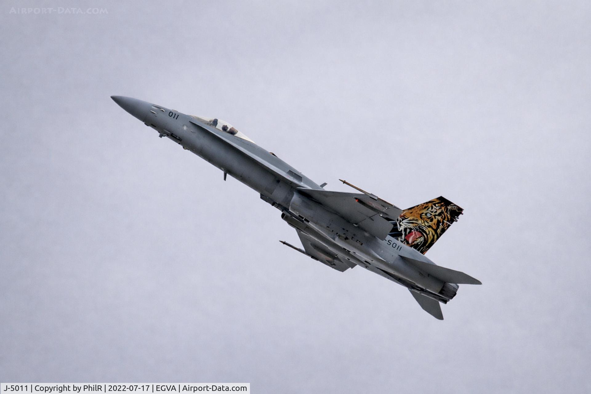 J-5011, McDonnell Douglas F/A-18C Hornet, c/n 1351, J-5011 1998 MD FA-18C Hornet SwiAF RIAT Fairford 
