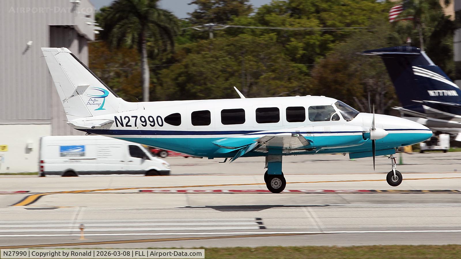 N27990, 2009 Airbus A321-211, c/n 4148, at fll