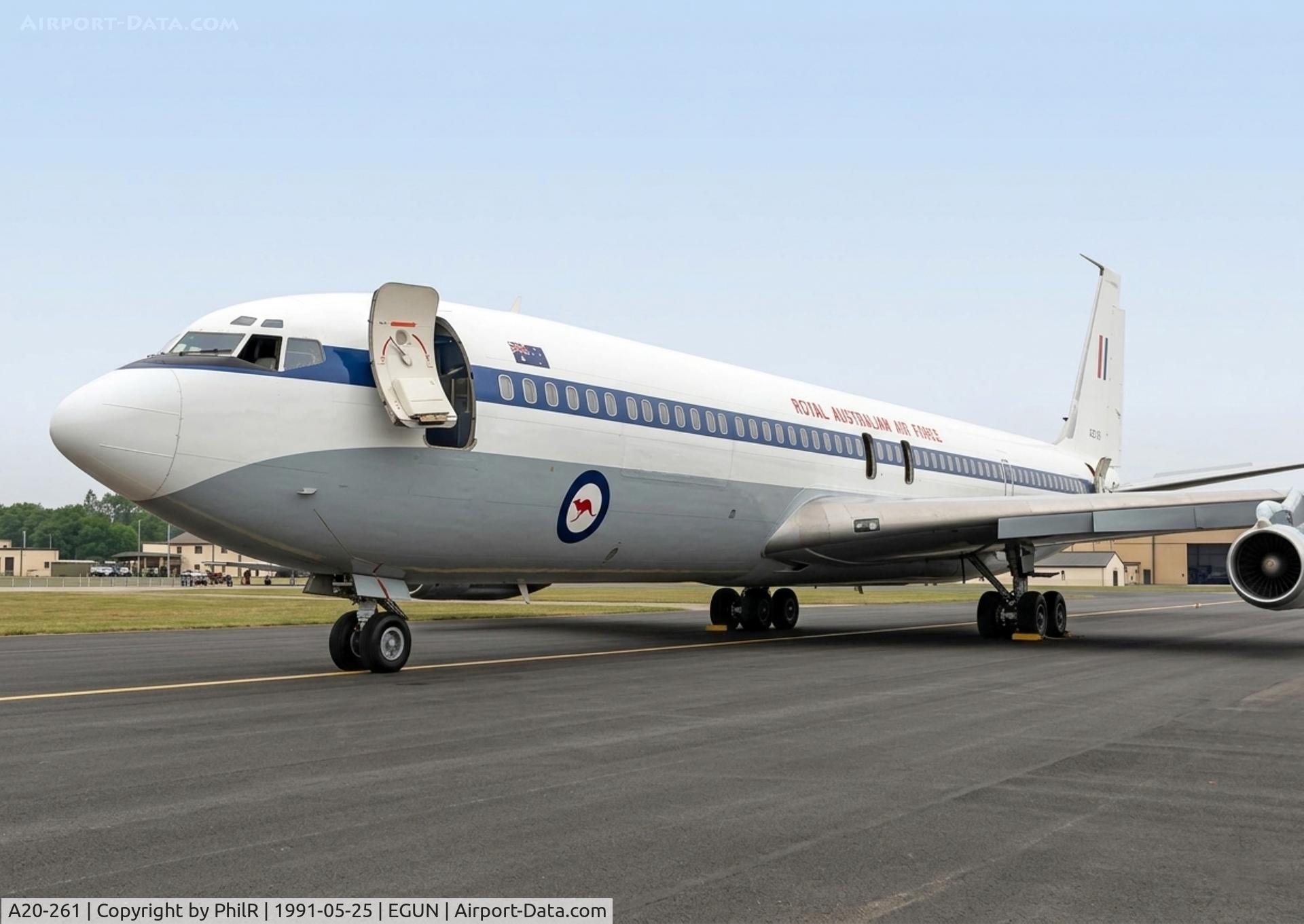A20-261, 1976 Boeing 707-368C, c/n 21261, A20-261 1976 Boeing 707-368C RAAF Mildenhall 
