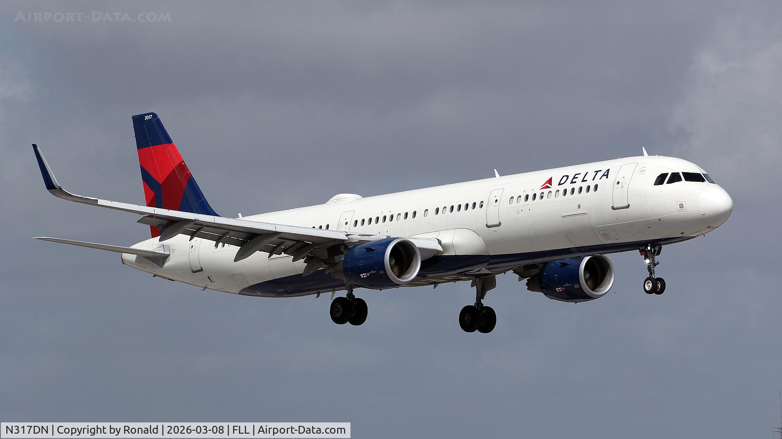N317DN, 2017 Airbus A321-211, c/n 7373, at fll