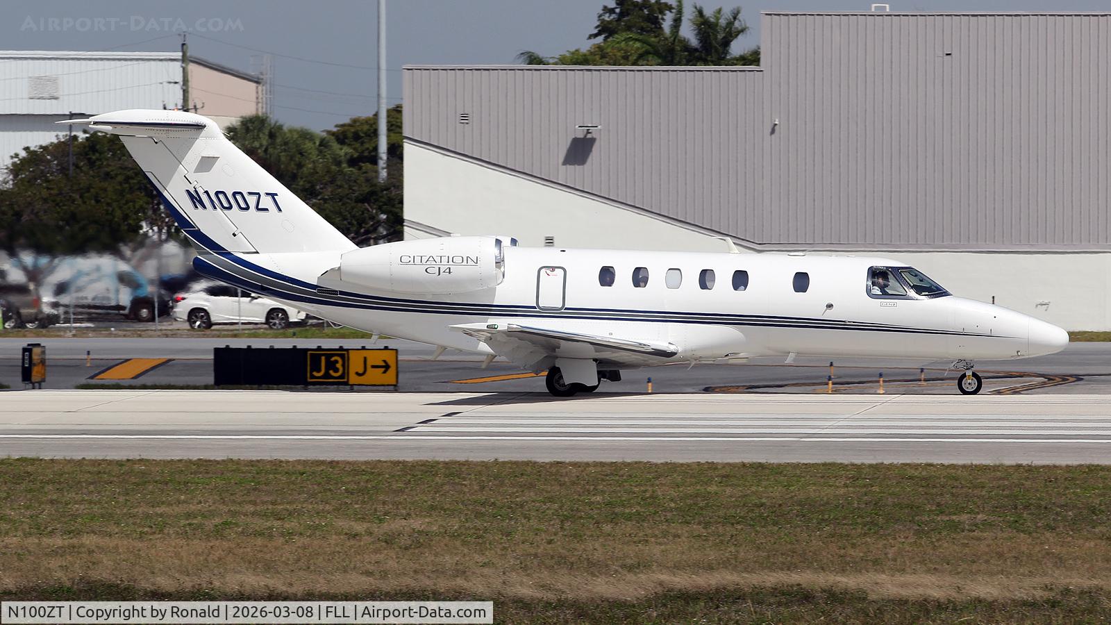 N100ZT, 2010 Hawker Beechcraft 900XP, c/n HA-0164, at fll