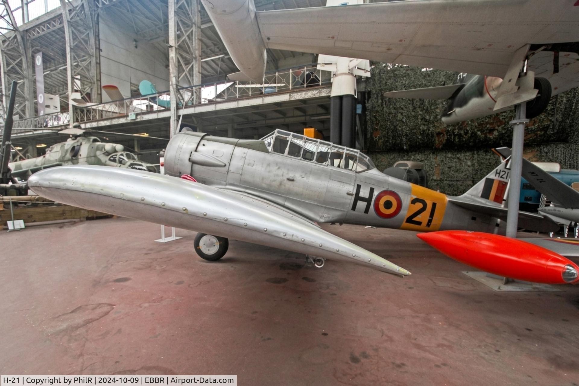 H-21, North American AT-6D Harvard III, c/n 88-15950 (42-84169), H-21 (EZ526, 7630 SAAF) North Anerican AT-6D Harvard lll Musée de l'Air de Bruxelles
