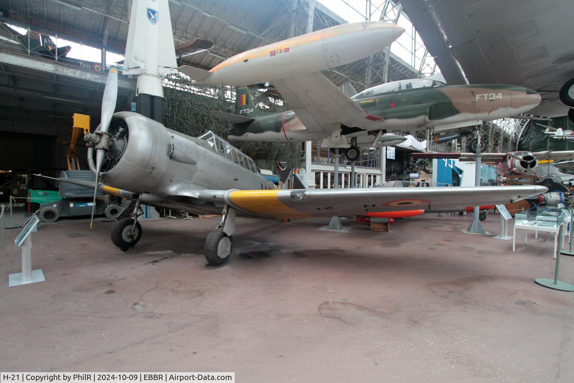 H-21, North American AT-6D Harvard III, c/n 88-15950 (42-84169), H-21 (EZ526, 7630 SAAF) North Anerican AT-6D Harvard lll Musée de l'Air de Bruxelles 