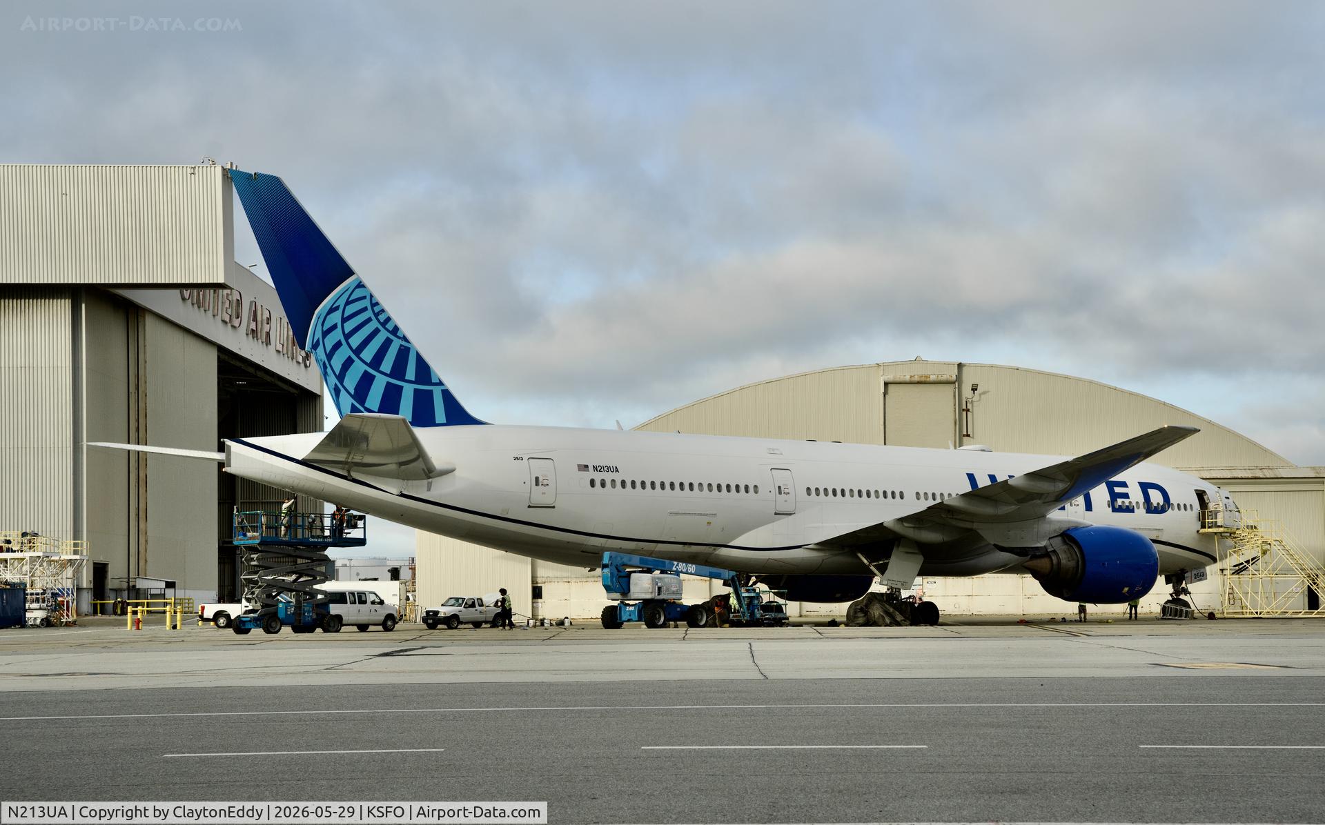 N213UA, 2000 Boeing 777-222, c/n 30219, SFO 2026