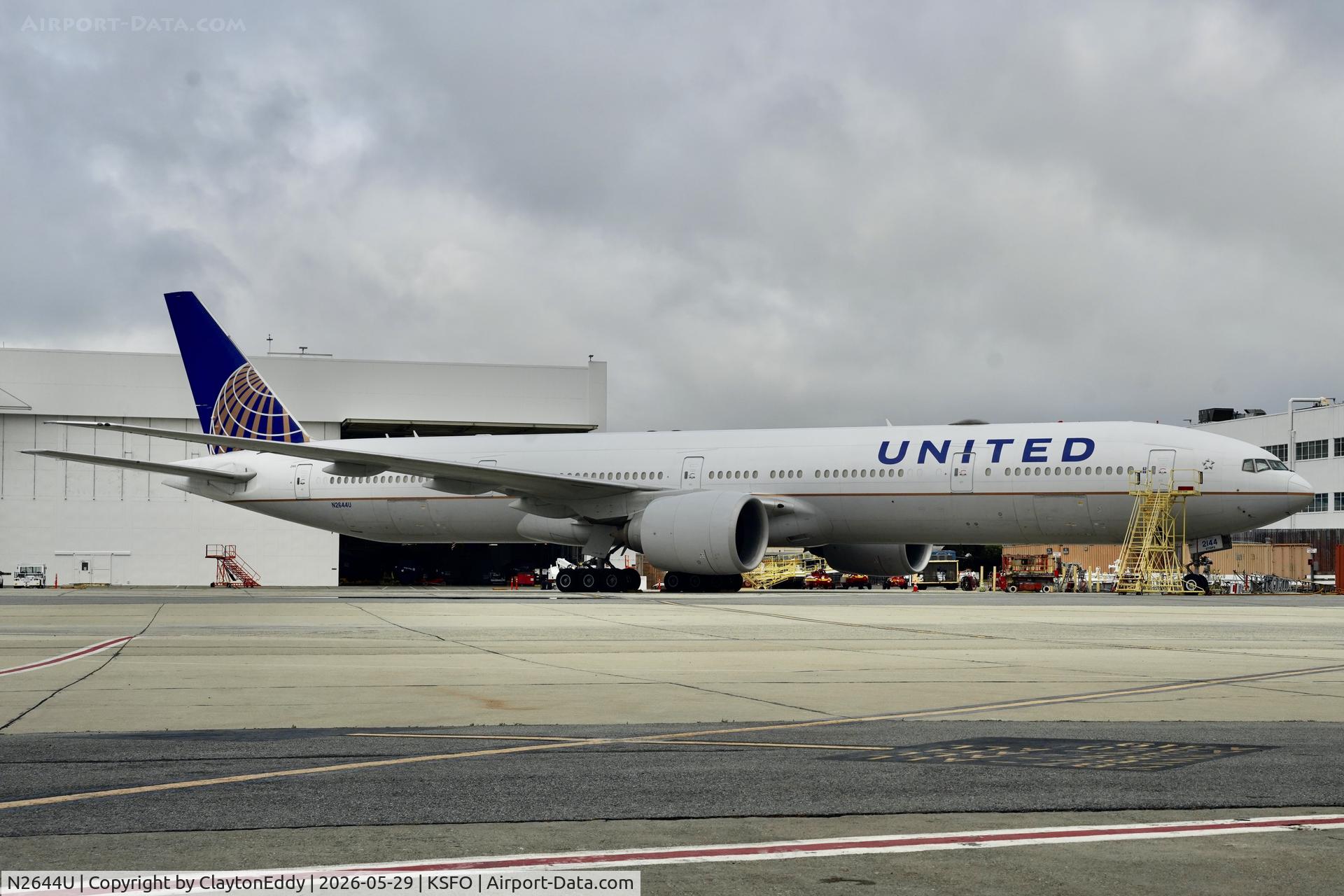 N2644U, 2017 Boeing 777-300/ER, c/n 63724, SFO 2026