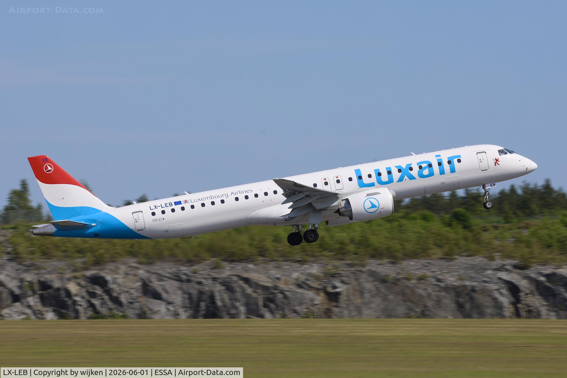 LX-LEB, Embraer E-195, c/n 20216, Rwy 19L