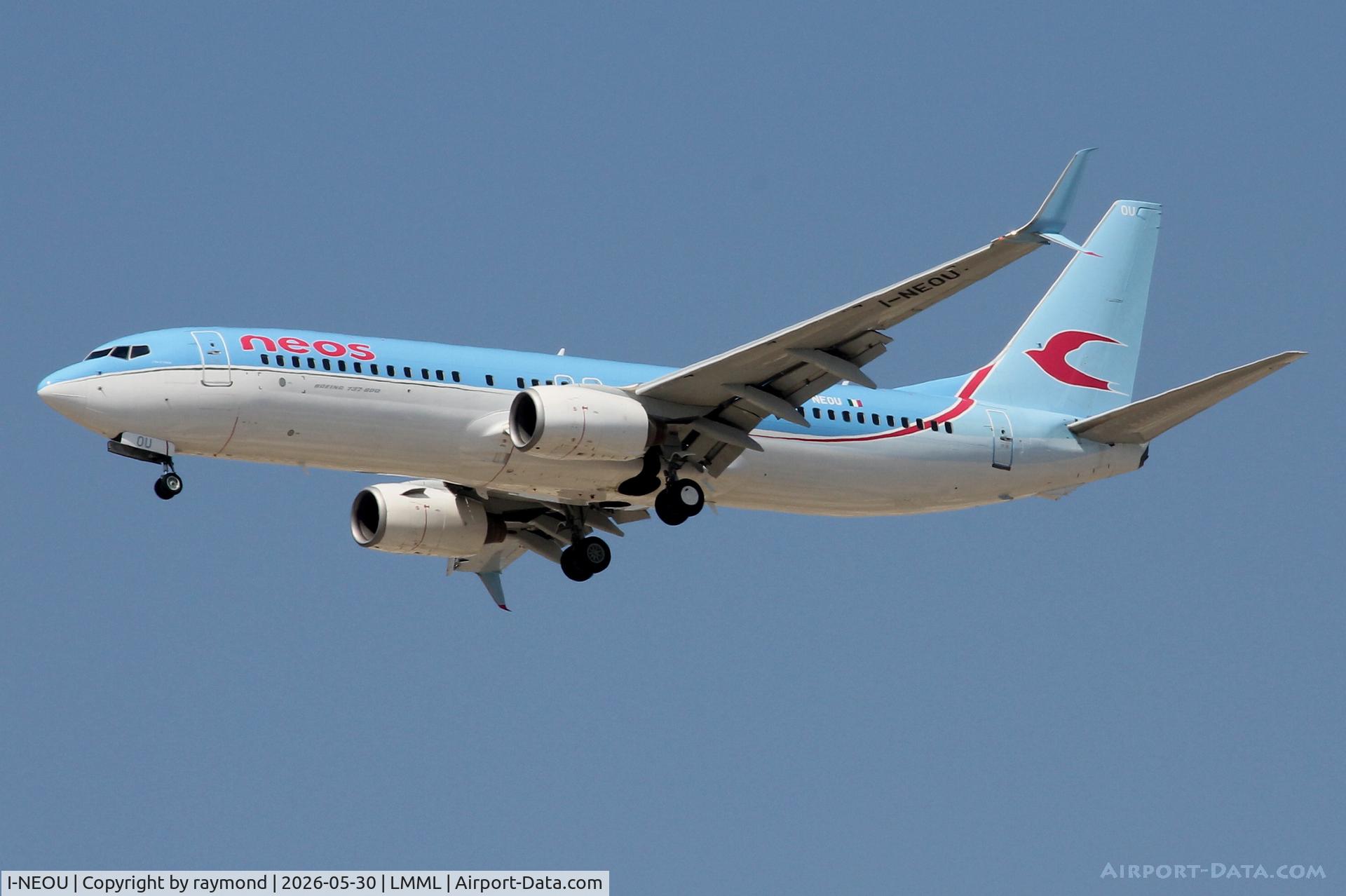 I-NEOU, 2002 Boeing 737-86N, c/n 29887 l/n 1263, Neos Boeing 737-86N reg I-NEOU landing in Malta RW13.