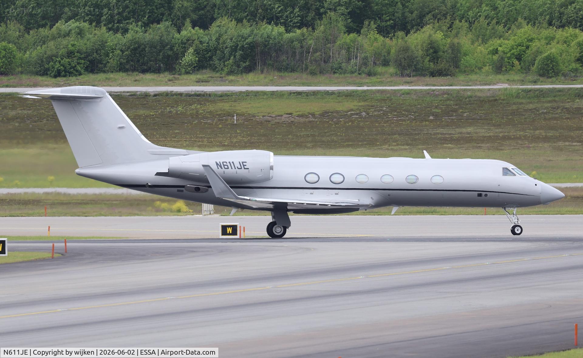N611JE, 2011 Gulfstream 	 	GIV-X (G450), c/n 4256, Twy Z