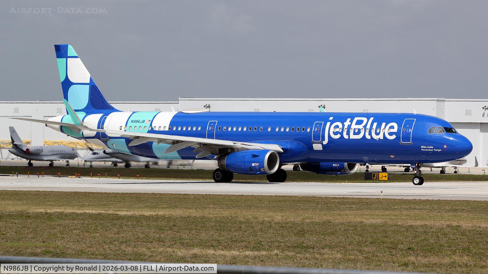 N986JB, 2017 Airbus A321-231, c/n 7907, at fll