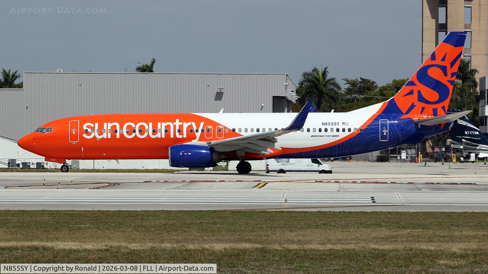 N855SY, 2013 Boeing 737-8KN, c/n 40262 l/n 4699, at fll
