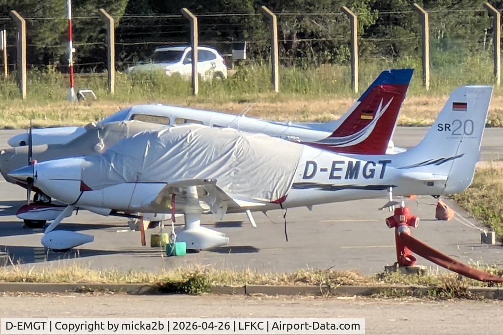 D-EMGT, Cirrus SR 20, c/n 1951, Parked