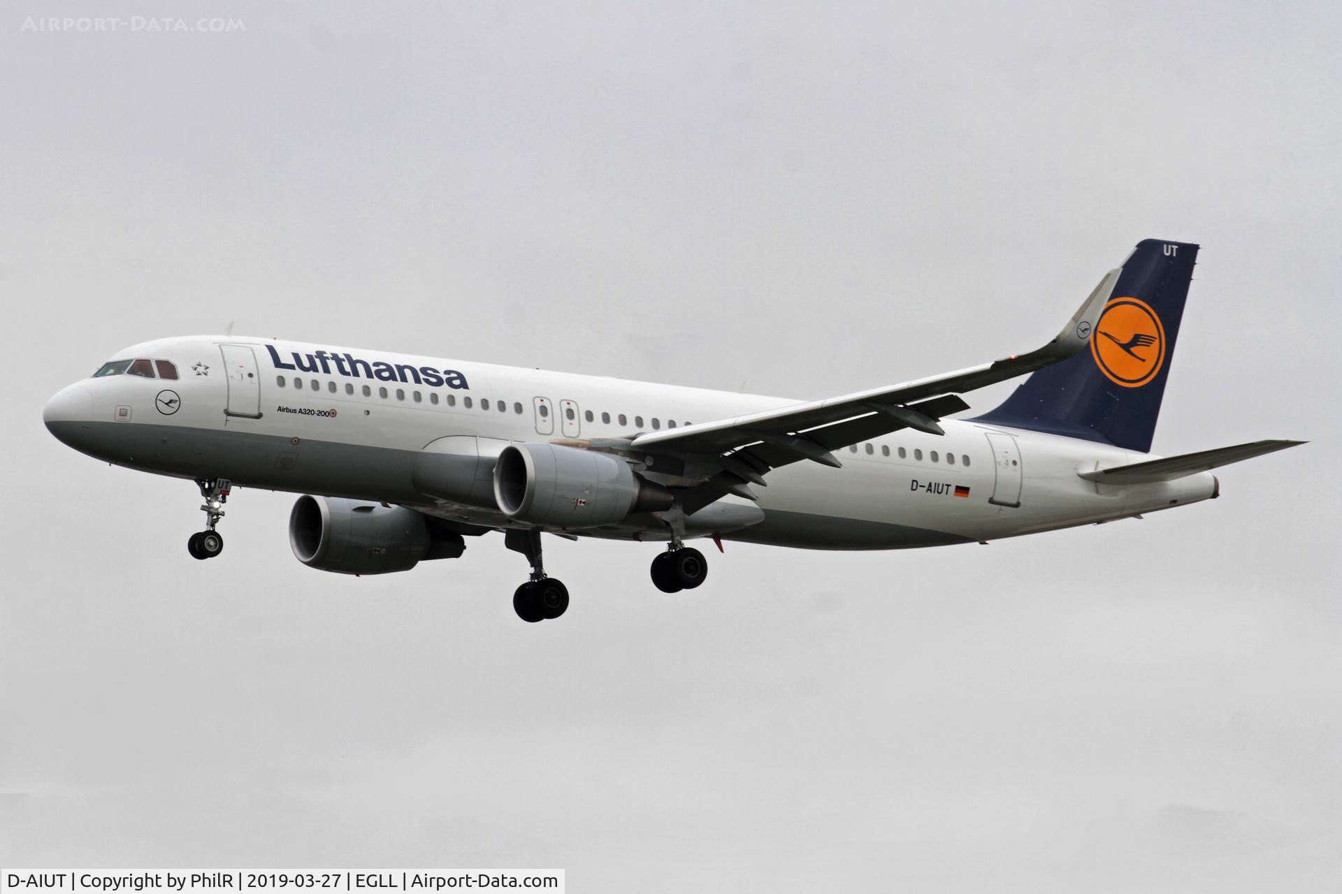 D-AIUT, 2016 Airbus A320-214, c/n 7115, D-AIUT 2016 A320-200 Bedfont LHR

