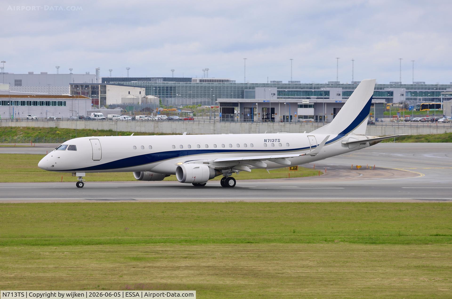 N713TS, 2013 Embraer ERJ-190-100ECJ Lineage 1000, c/n 19000632, Rwy 19L