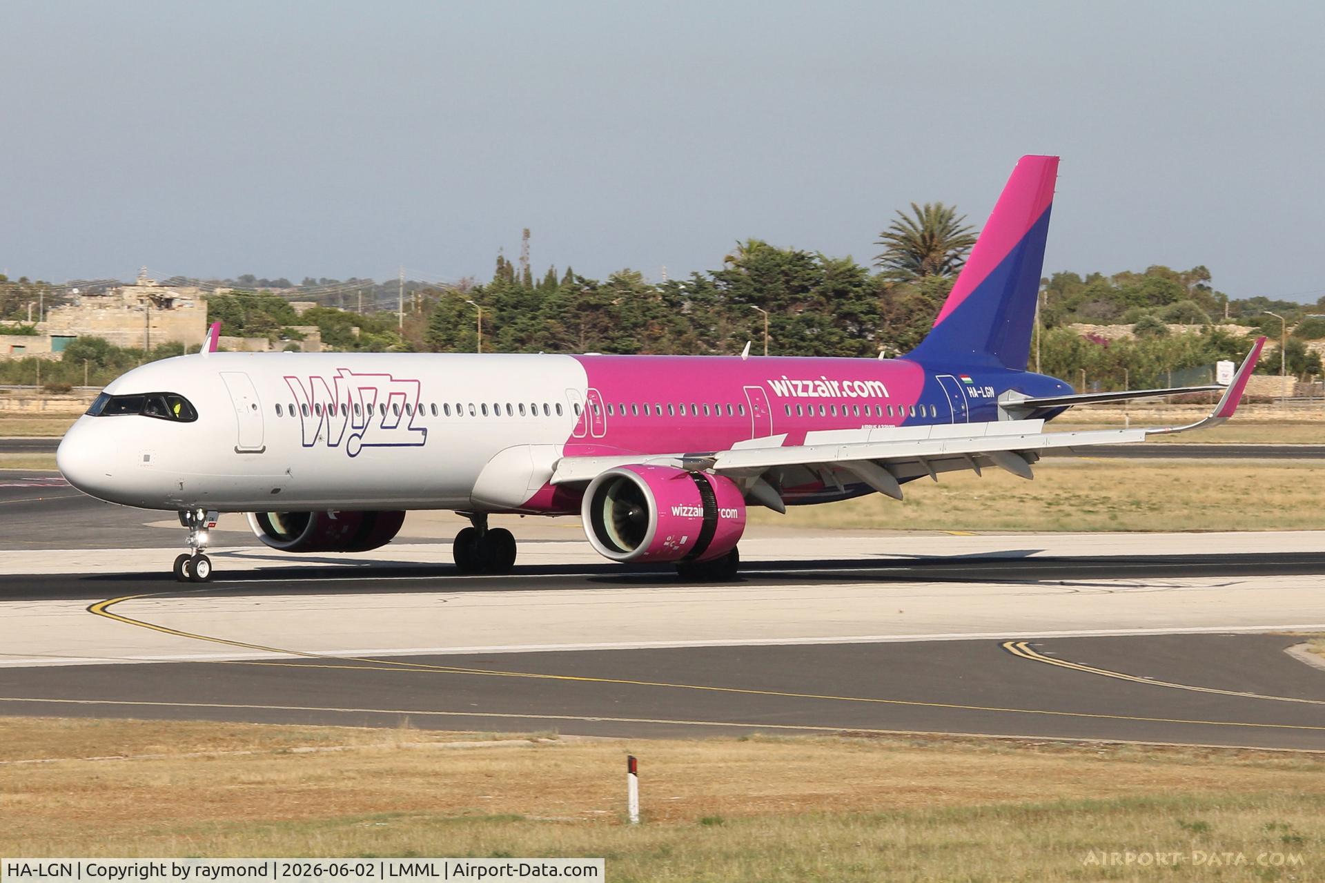 HA-LGN, 2024 Airbus A321-271NX, c/n 11869, Wizzair Airbus A321-271NX reg HA-LGN slowing down RW31 Malta.