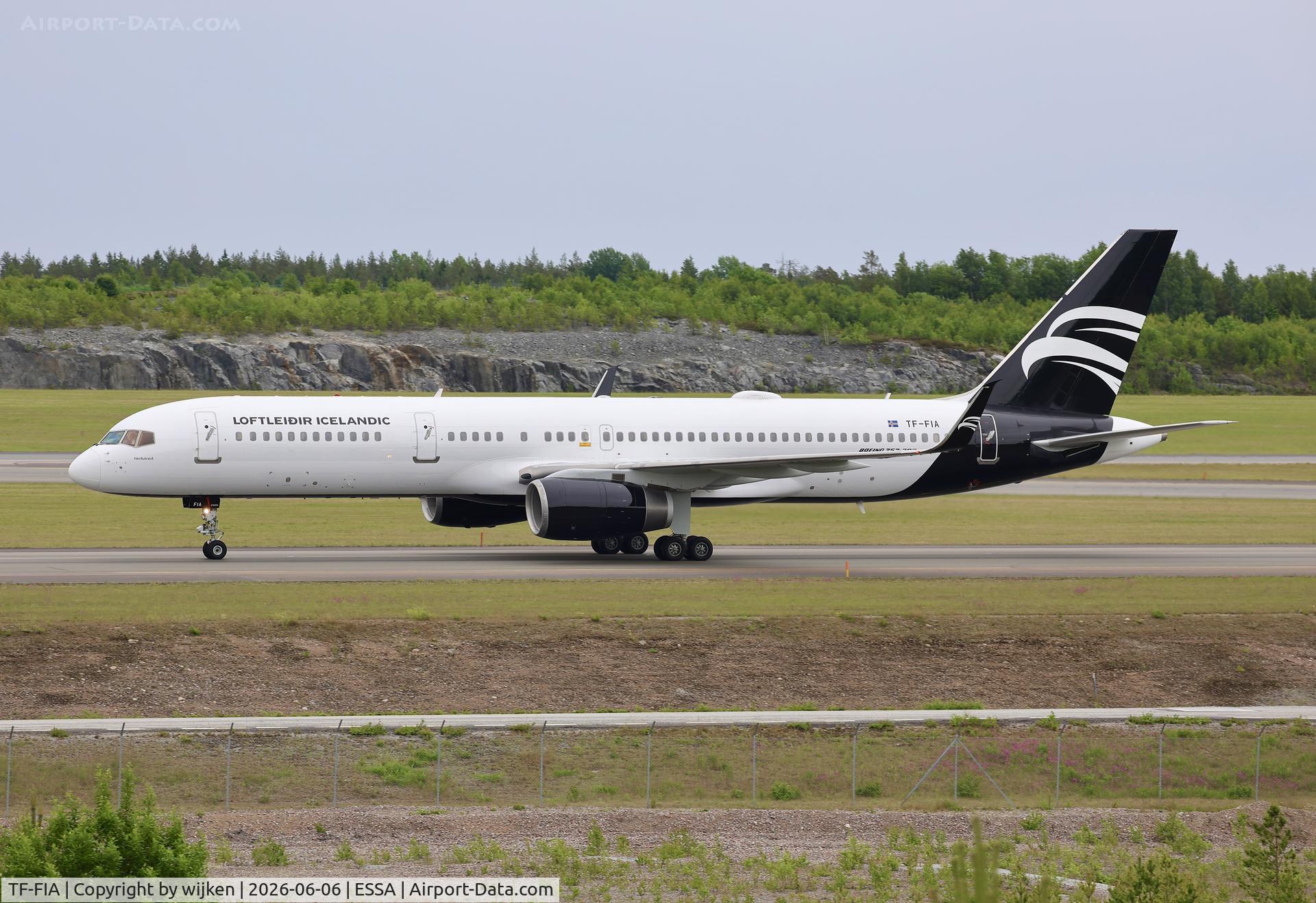 TF-FIA, 2000 Boeing 757-256, c/n 29310 l/n 938, Twy W