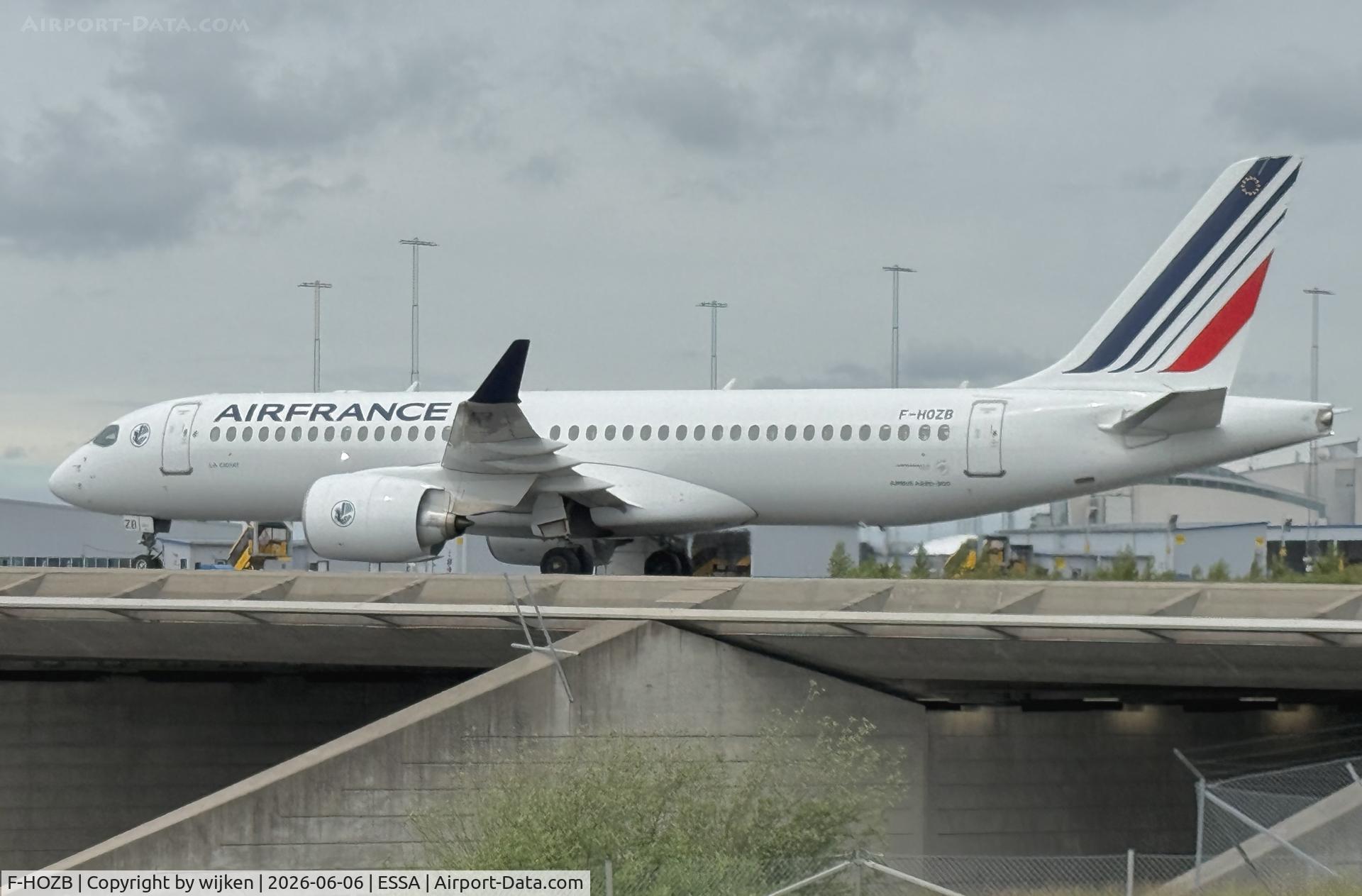 F-HOZB, 2025 Airbus  A220-300, c/n 55415, Twy U