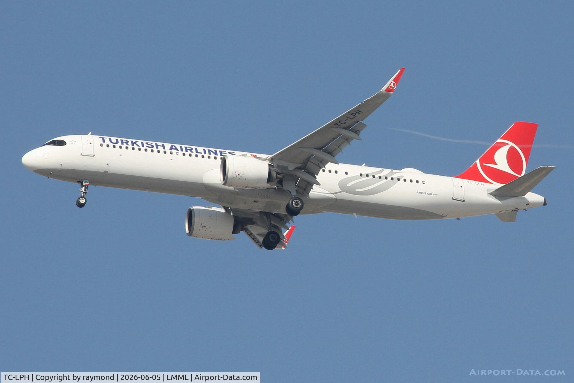 TC-LPH, 2023 Airbus A321-271NX, c/n 11898, Airbus A321-271NX reg TC-LPH of Turkish Airlines on long approach for RW13 landing in Malta from Istanbul.