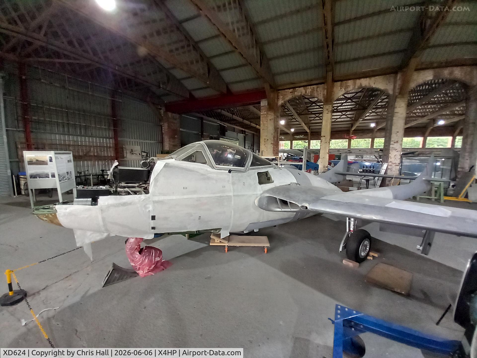 XD624, De Havilland DH-115 Vampire T.11, c/n 15449, Hooton Park - X4HP