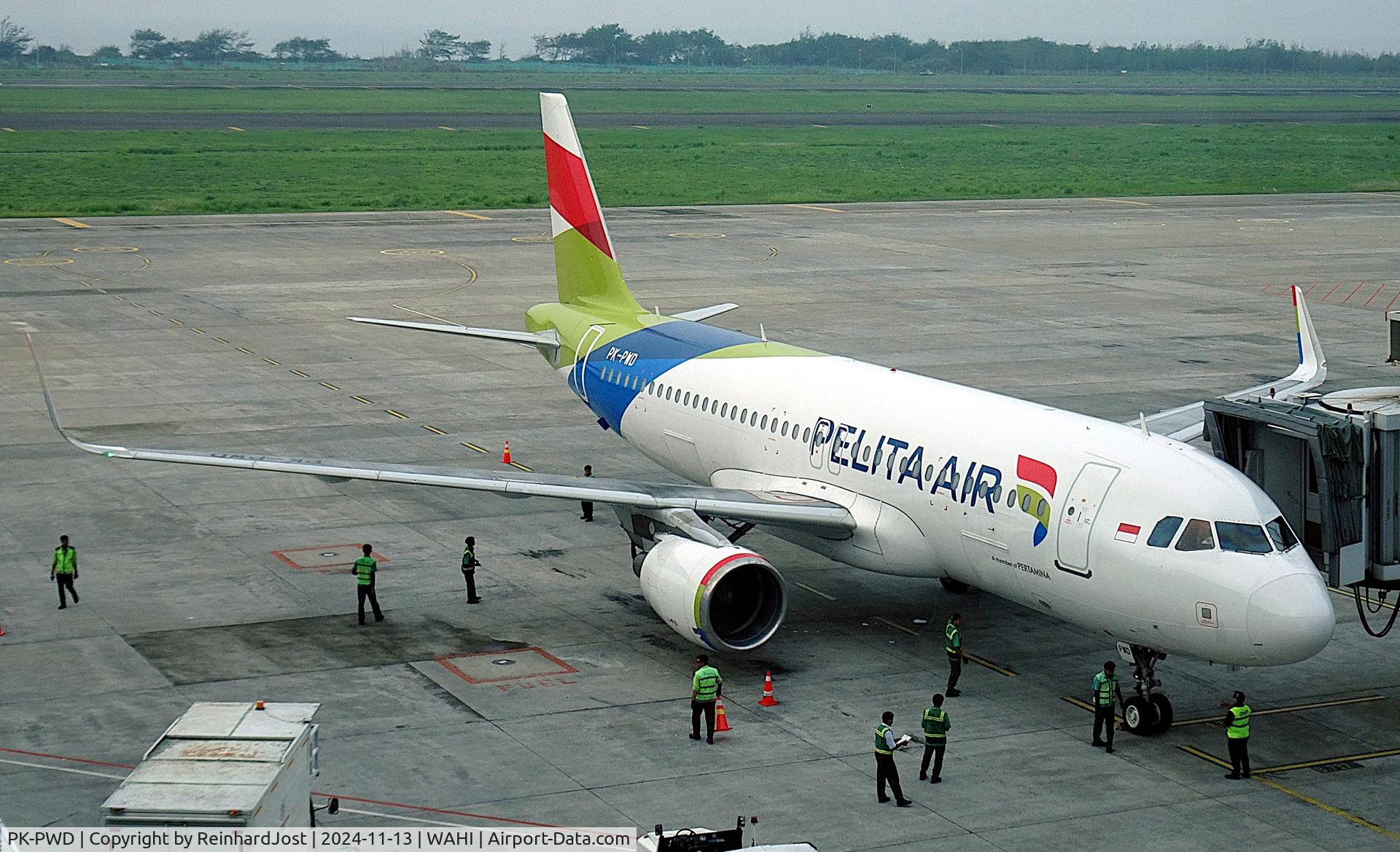 PK-PWD, 2003 Airbus A320-214, c/n 5552, 2013-build A320 of Pelita Air (ex-VT-GOM / VP-CKO) during turnaround at Yogyakarta Airport, Java, Indonesia
