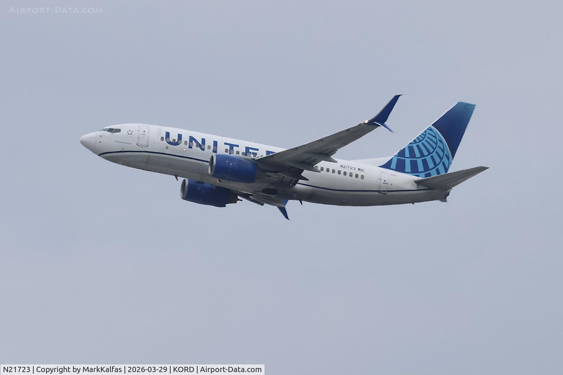 N21723, 1999 Boeing 737-724, c/n 28790, B737 United Airlines Boeing 737-724 N21723 departing 28R