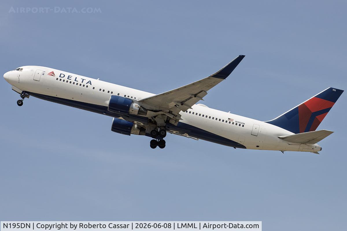 N195DN, 1997 Boeing 767-332/ER, c/n 28452 l/n 676, Runway 13
