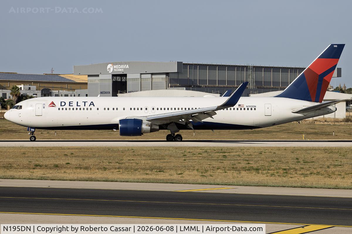 N195DN, 1997 Boeing 767-332/ER, c/n 28452 l/n 676, Runway 13