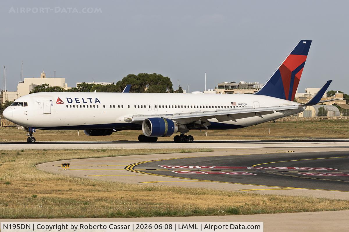 N195DN, 1997 Boeing 767-332/ER, c/n 28452 l/n 676, Runway 13