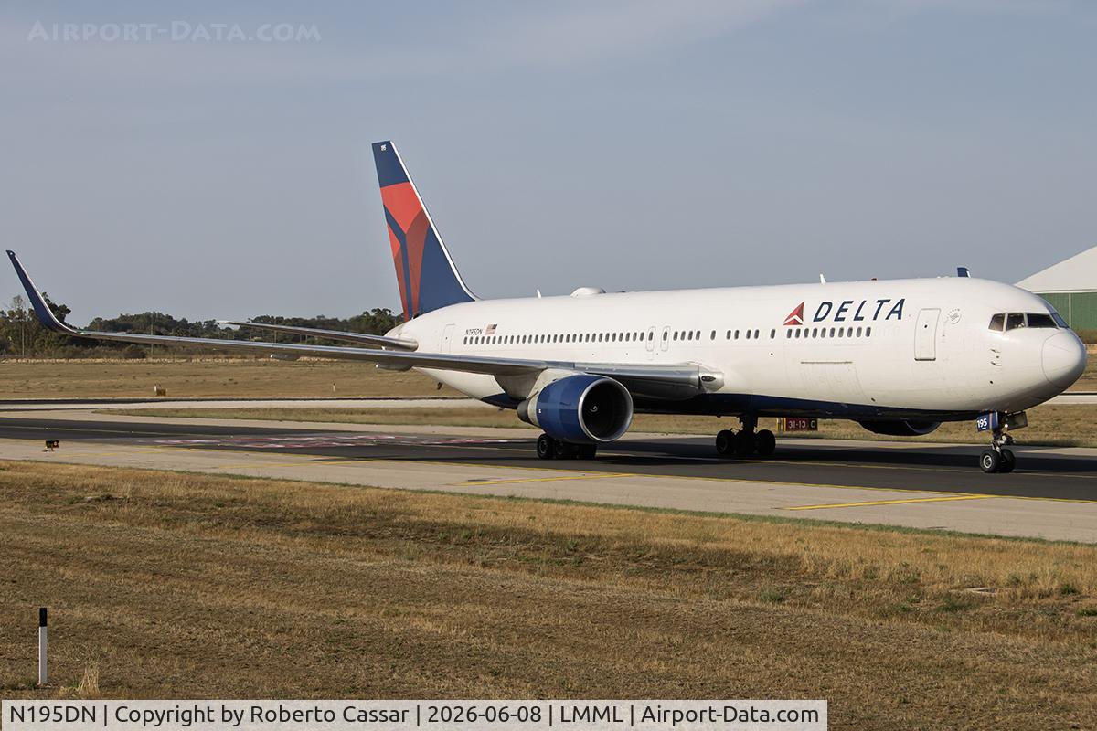 N195DN, 1997 Boeing 767-332/ER, c/n 28452 l/n 676, Charlie