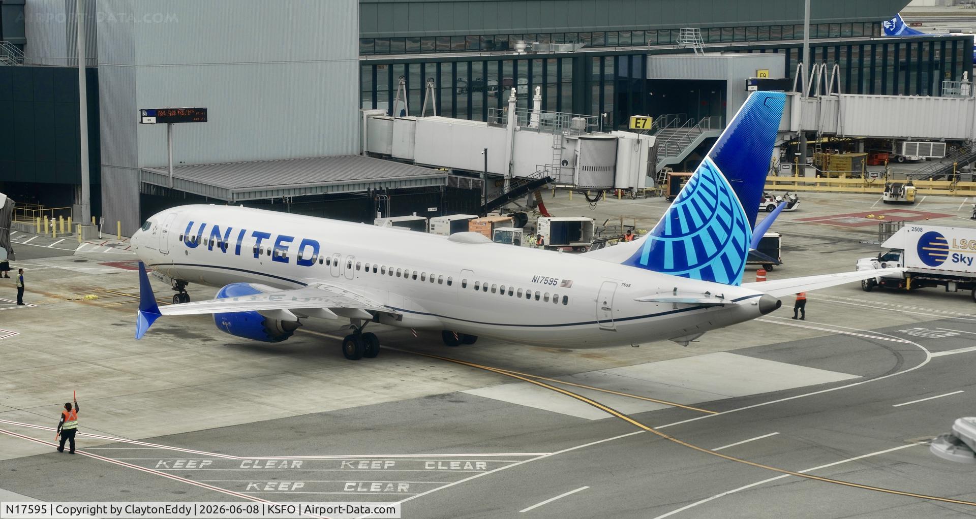 N17595, 2025 Boeing 737 MAX 9, c/n 67643 l/n 9070, Sky Terrace SFO 2026