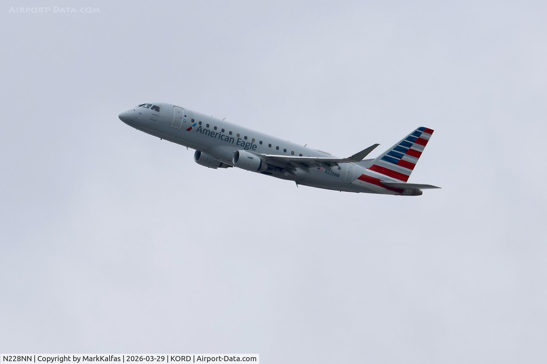 N228NN, 2016 Embraer 175LR (ERJ-170-200LR), c/n 17000545, E170 Envoy / American Eagle Embraer 170 N228NN departing 28R KORD